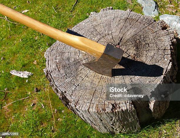 Él Y Madera Foto de stock y más banco de imágenes de Aire libre - Aire libre, Almacén de madera, Cortar