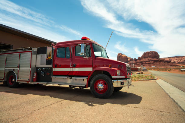 feuerwehrfahrzeug bereitet sich auf einen notfall vor - navajo national monument stock-fotos und bilder