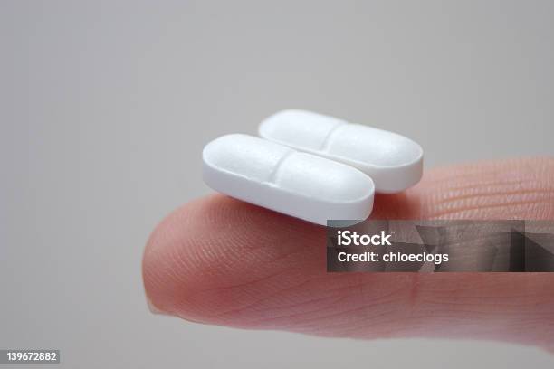 Foto de Pegue Dois e mais fotos de stock de Antibiotico - Antibiotico, Branco, Carregar