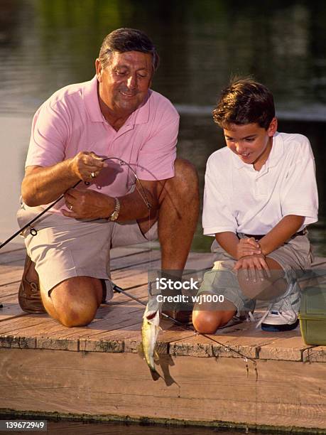 Menino E O Avô De Pesca - Fotografias de stock e mais imagens de Adulto - Adulto, Ao Ar Livre, Avô