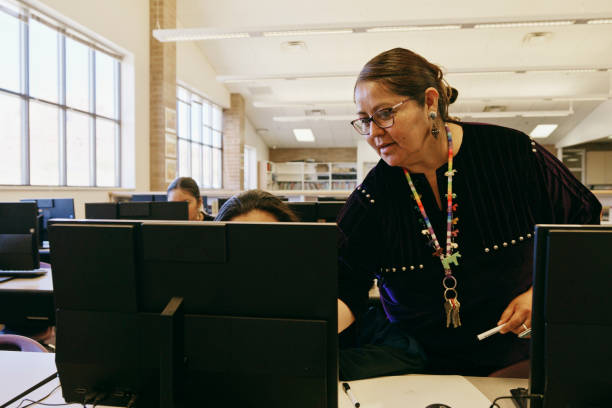 maestro de secundaria y estudiantes en un aula escolar - navajo fotografías e imágenes de stock