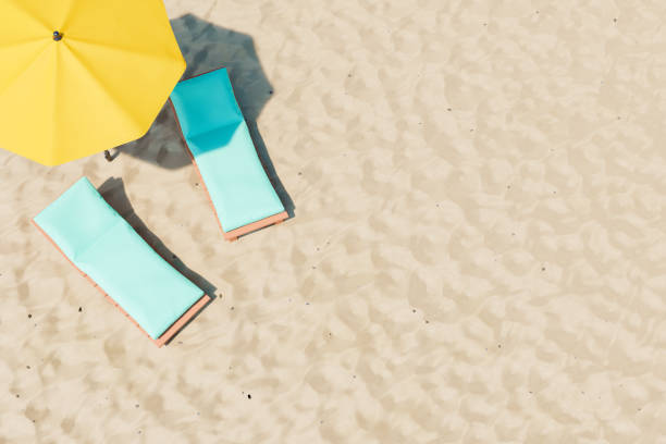 chaises longues et parasols sur la plage - parasol umbrella sun beach photos et images de collection