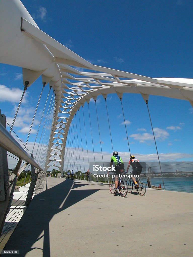 Los ciclistas en puente Humber, Toronto - Foto de stock de Toronto libre de derechos