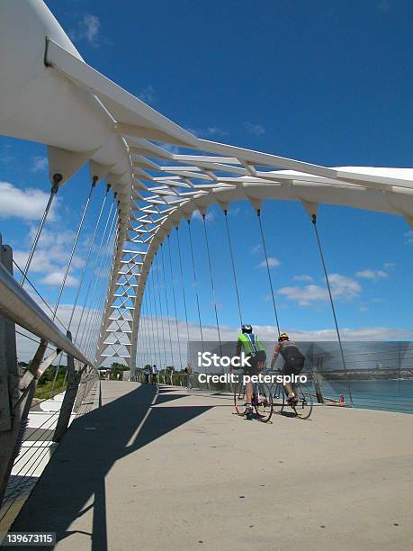 Los Ciclistas En Puente Humber Toronto Foto de stock y más banco de imágenes de Toronto - Toronto, Andar en bicicleta, Río Humber