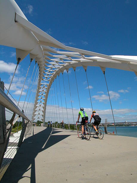 les cyclistes à humber bridge, toronto - rivière humber photos et images de collection