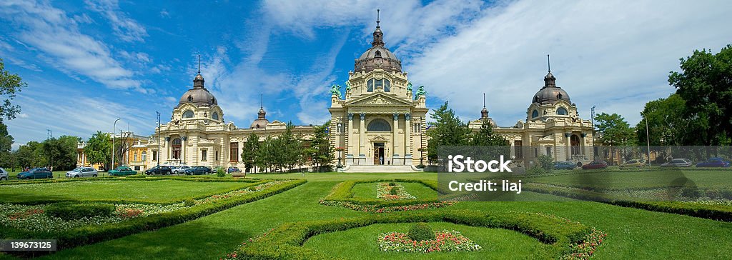 Széchenyi de banho de Spa gardens, em Budapeste, na Hungria - Foto de stock de Antigo royalty-free