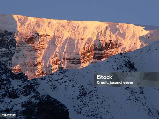 Columbia Icefield Świt - zdjęcia stockowe i więcej obrazów Alberta - Alberta, Bez ludzi, Brzask