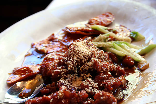 chinês prato de frango - chicken general tso food imagens e fotografias de stock