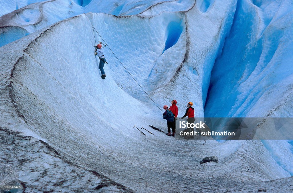 Arrampicata su ghiaccio - Foto stock royalty-free di Arrampicata su ghiaccio