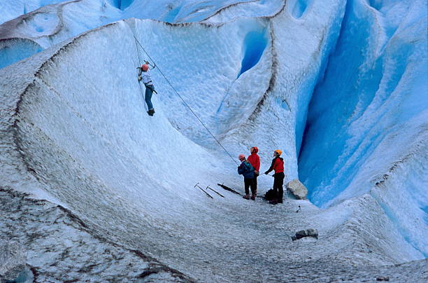 arrampicata su ghiaccio - crevasse foto e immagini stock