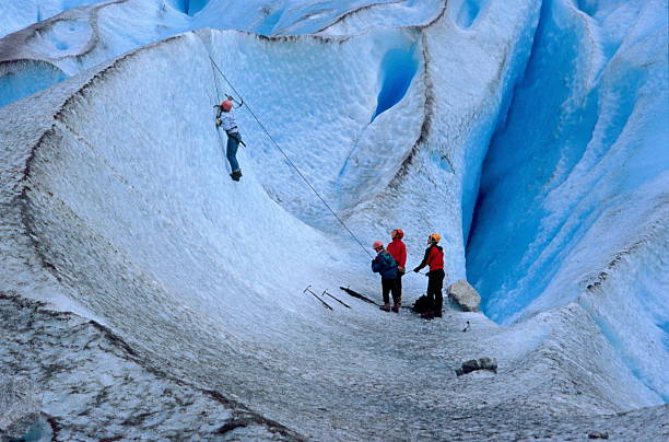 ice-wspinaczka - crevasse zdjęcia i obrazy z banku zdjęć