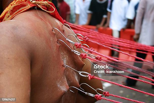 Photo libre de droit de Thaipusam Fidèles Font banque d'images et plus d'images libres de droit de Thaipusam - Thaipusam, Malaisie, Marcher