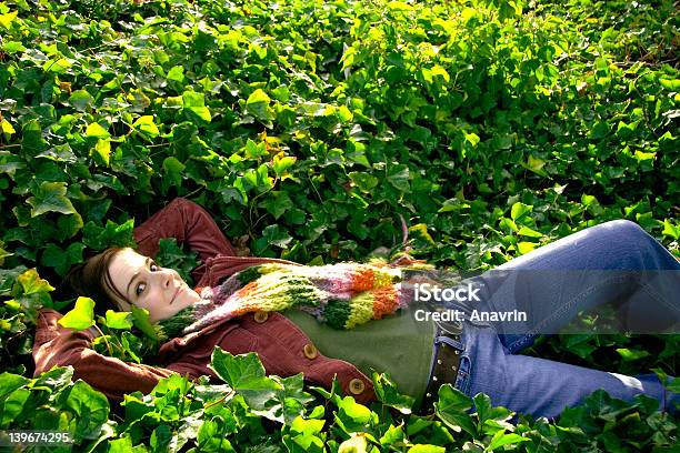 Foto de Garota De Outono6 e mais fotos de stock de Adulto - Adulto, Afundar, Brincalhão