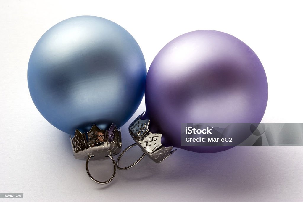 Lilás e decorações comuns de Natal azul - Foto de stock de Bola de Árvore de Natal royalty-free