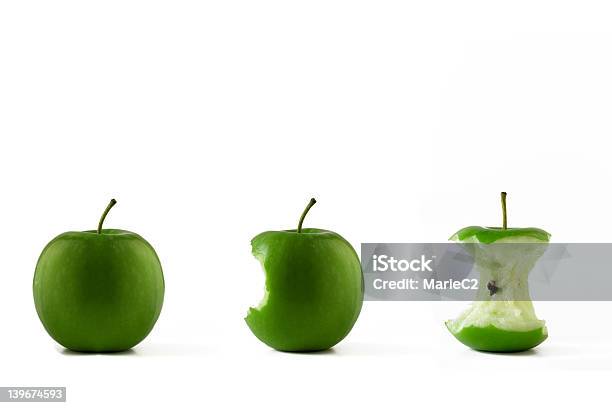 Photo libre de droit de Manger Une Pomme Verte banque d'images et plus d'images libres de droit de Aliment - Aliment, Aliment entamé, Aliments et boissons