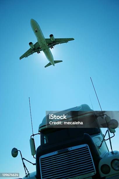 飛行機トラック - トラックのストックフォトや画像を多数ご用意 - トラック, 飛ぶ, カラー画像