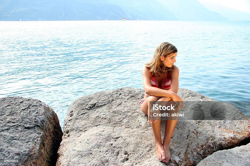 Lakeside belleza en bikini - Foto de stock de Actividad libre de derechos