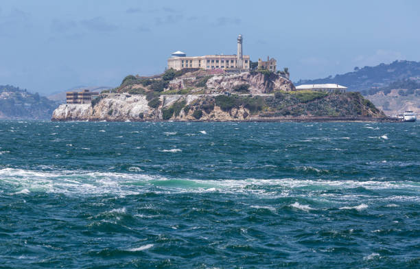 immagine drammatica dell'isola di alcatraz nella baia di san francisco con acque mosse in primo piano - alcatraz island tourism san francisco bay area san francisco county foto e immagini stock