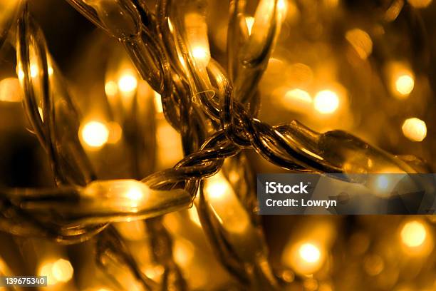 Luces De Navidad Foto de stock y más banco de imágenes de Adviento - Adviento, Alambre, Bombilla