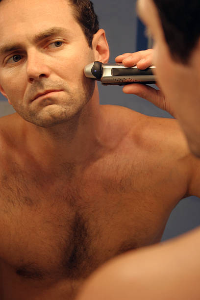 uomo radersi 1 - hairy men shaving chest foto e immagini stock
