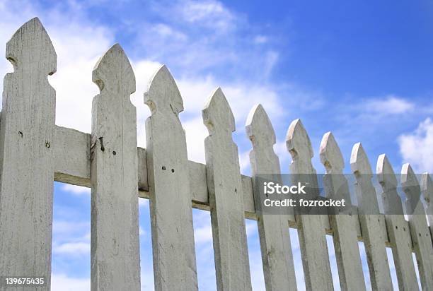 Bianco Steccato E Blu Cielo - Fotografie stock e altre immagini di Ambientazione esterna - Ambientazione esterna, Bianco, Blu