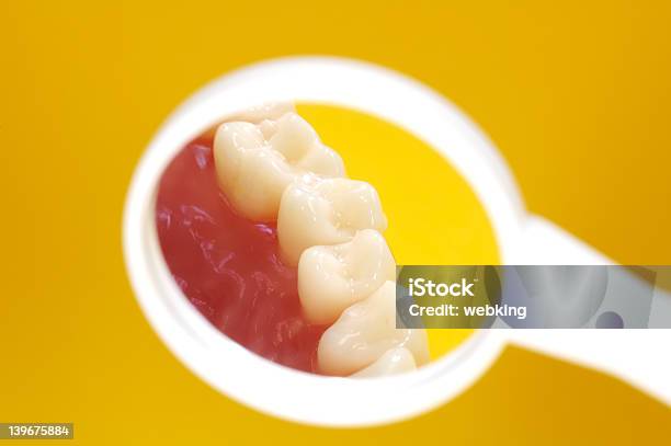 Dentista Specchio - Fotografie stock e altre immagini di Accudire - Accudire, Apparecchiatura odontoiatrica, Bocca umana