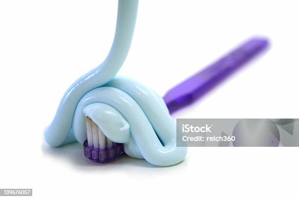 Много Toothpase На Зубная Щётка — стоковые фотографии и другие картинки Зубная паста - Зубная паста, Фиолетовый, Избыток