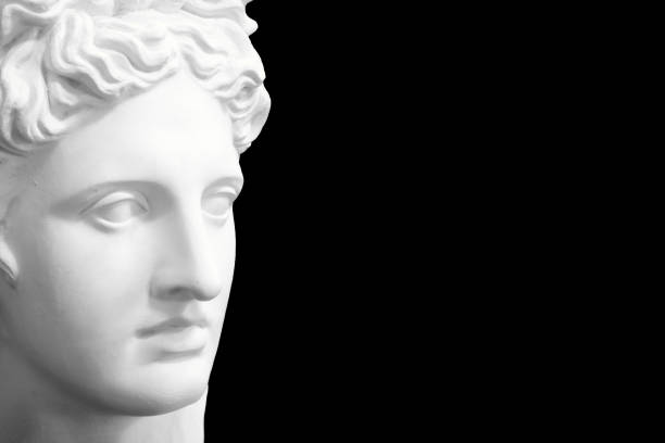 estatua femenina de yeso blanco aislada sobre fondo negro - sculpture women fine art statue marble fotografías e imágenes de stock