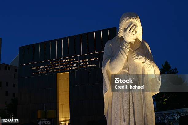 Foto de Monumento Nacional Da Cidade De Oklahoma 6 e mais fotos de stock de Jesus Cristo - Jesus Cristo, Sofrimento, Bombardeamento