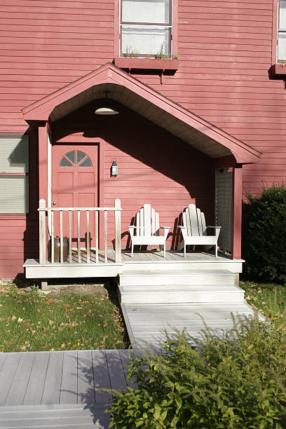 Red Door und Adirondack-Stühlen – Foto