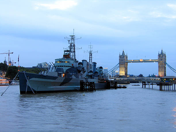 warship cerca de puente de la torre de londres - river passenger ship nautical vessel military ship fotografías e imágenes de stock