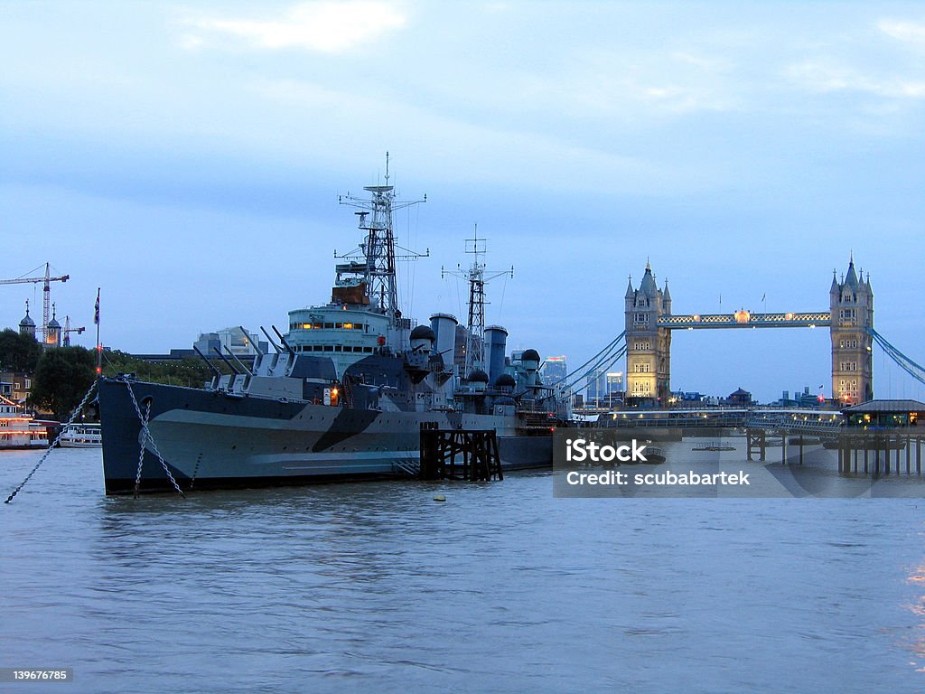 Navio de guerra, perto de Tower Bridge em Londres - Foto de stock de Fotografia - Imagem royalty-free