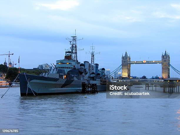 Foto de Navio De Guerra Perto De Tower Bridge Em Londres e mais fotos de stock de Fotografia - Imagem - Fotografia - Imagem, Londres - Inglaterra, Marinha