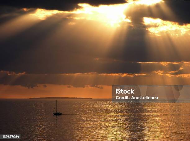 Photo libre de droit de Coucher Du Soleil Et Bateau banque d'images et plus d'images libres de droit de Ciel - Ciel, Ciel menaçant, Coucher de soleil