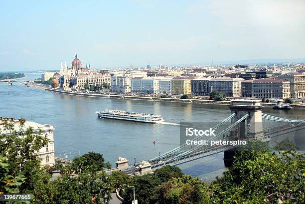 Budapeste Danúbio Vista Da Ponte Das Correntes - Fotografias de stock e mais imagens de Ao Ar Livre - Ao Ar Livre, Apartamento, Azul