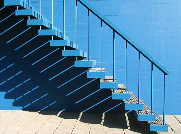 계단을 - focus on shadow staircase industry shadow 뉴스 사진 이미지