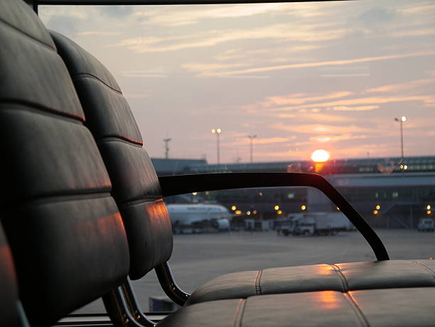 de l'aéroport au coucher du soleil - lucy pearson photos et images de collection