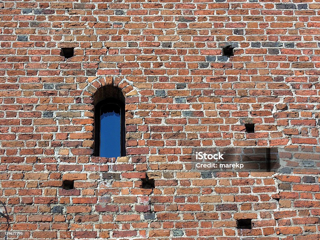 Antico muro di mattoni con finestra - Foto stock royalty-free di Antico - Condizione
