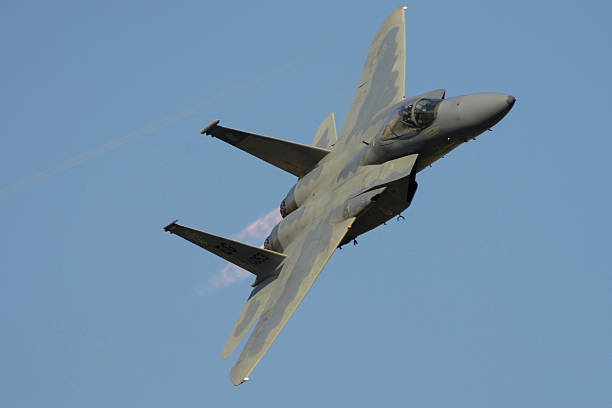 f - 15 afterburner fly-by - f15 photos et images de collection