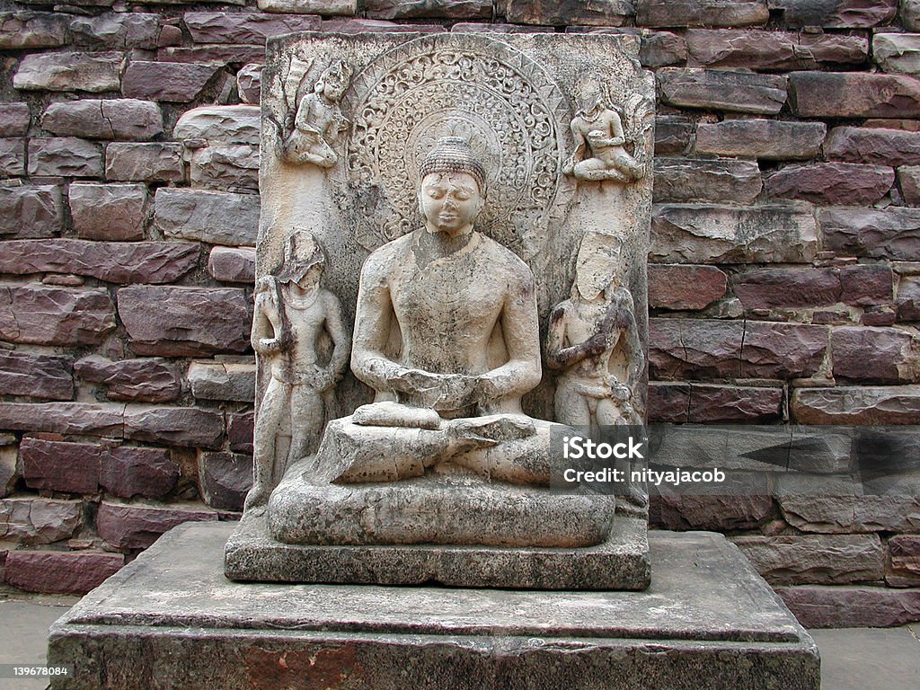 Budha sentado na Stupa Sanchi - Royalty-free Buda Foto de stock