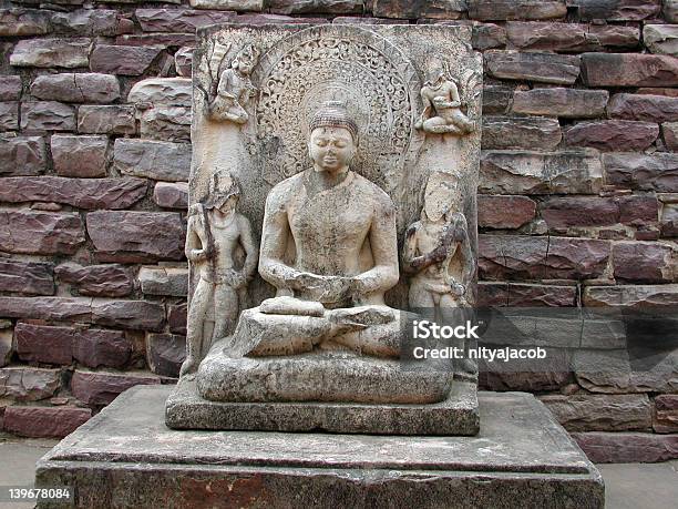 Budha Sentado Na Stupa Sanchi - Fotografias de stock e mais imagens de Buda - Buda, Budismo, Domo