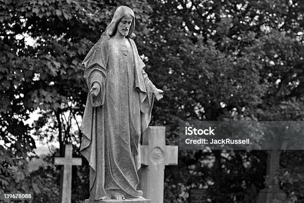 Jesus Foto de stock y más banco de imágenes de Blanco - Color - Blanco - Color, Cementerio, Color negro