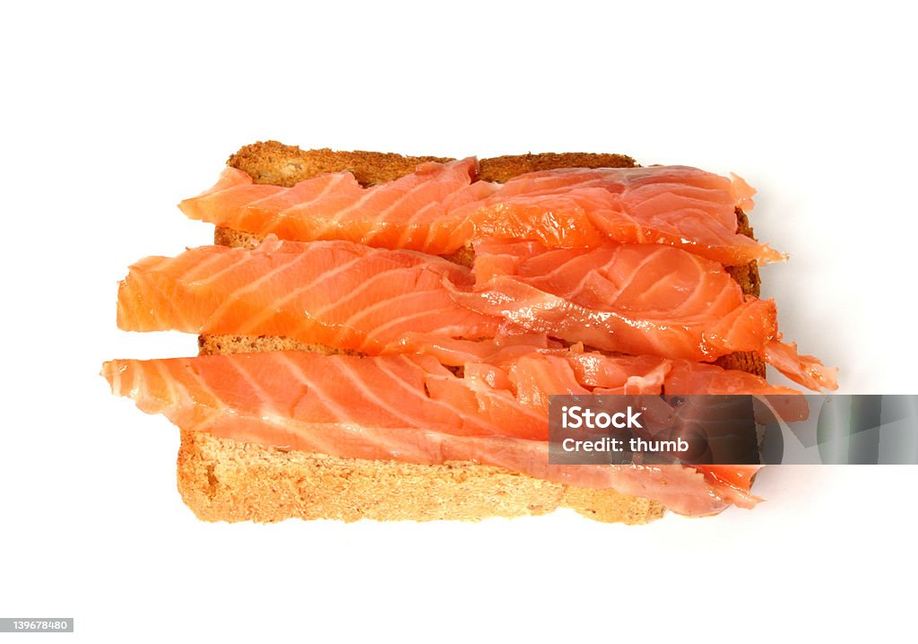 Вкусные тост с Копчёный лосось - Стоковые фото Без лю�дей роялти-фри