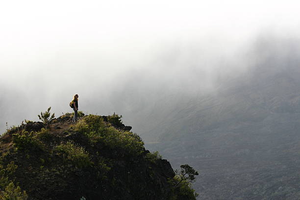 Frau Wanderer Blick auf High Ridge auf den Haleakala-Vulkan – Foto