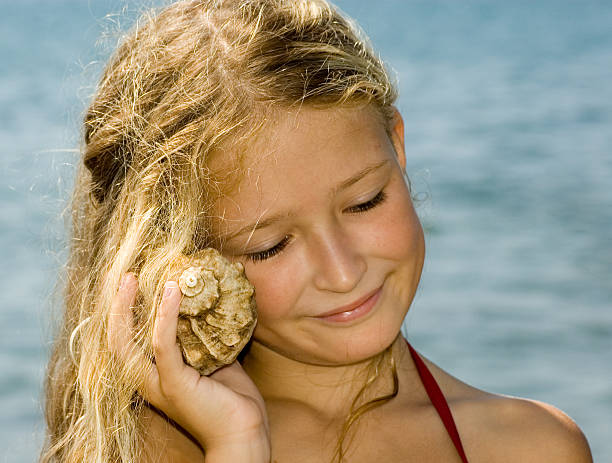 istock Listenning to the seashell 139679052