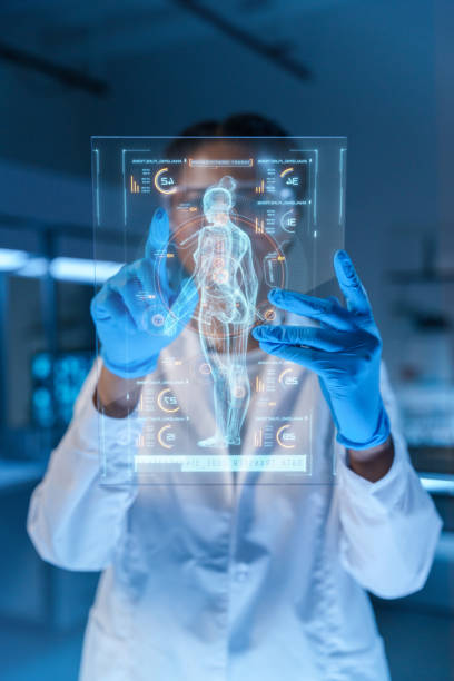 ein kleines hud mit einem menschlichen körperbild und einem wissenschaftler oder einem arzt, der damit arbeitet - medicine and science fotos stock-fotos und bilder