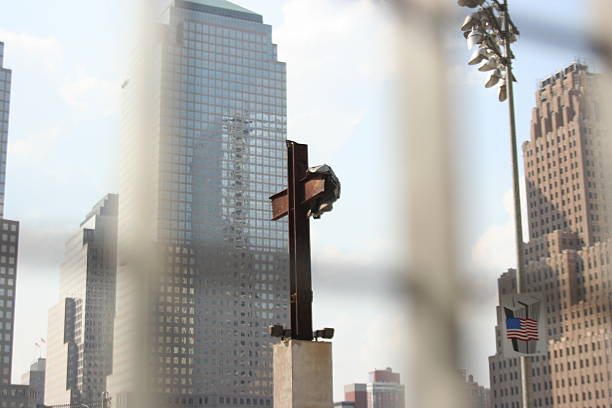 cross sur ground zero - world trade center september 11 new york city manhattan photos et images de collection