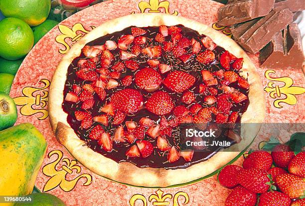 Photo libre de droit de Des Fraises Et Chocolat Pizza banque d'images et plus d'images libres de droit de Aliment - Aliment, Chocolat, Cuisine italienne