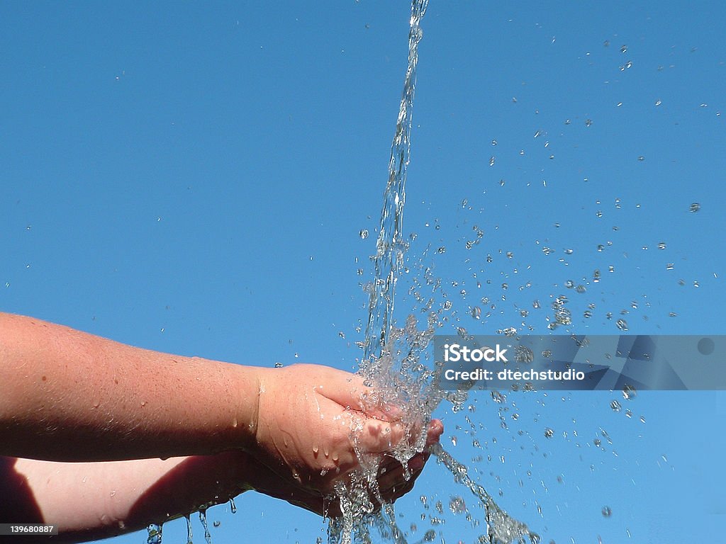 Воде на руках - Стоковые фото Вода роялти-фри