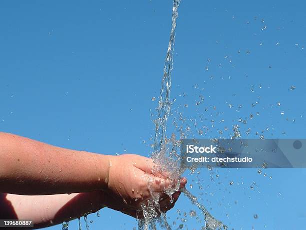 Воде На Руках — стоковые фотографии и другие картинки Вода - Вода, Кисть руки человека, Мыть